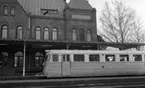 På bilden: Nora station med rälsbuss.
7 april 1966. 
Rubrik till negativbilderna: 