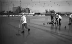 Curling på Vinterstadion, 11 februari 1965.

Fem kvinnor som spelar curling.