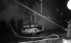 Brand Engelbrektsgatan 8.
28 januari 1966. 
En bil av märket Volvo Amazon.