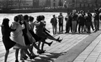 Våren 29 april 1966

Åtta stycken unga flickor står i en lång rad och dansar till en mässingsorkester som spelar i Centralparken i Örebro.