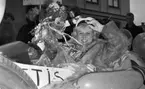 Väsktjuvar, Malmströms, Studenten 2, Väsktjuvar 20 april 1966

Närbild på en studentska som sitter klädd i päls och håller en blomsterbukett i sin högra hand. Med den vänstra handen håller hon i studentmössan.