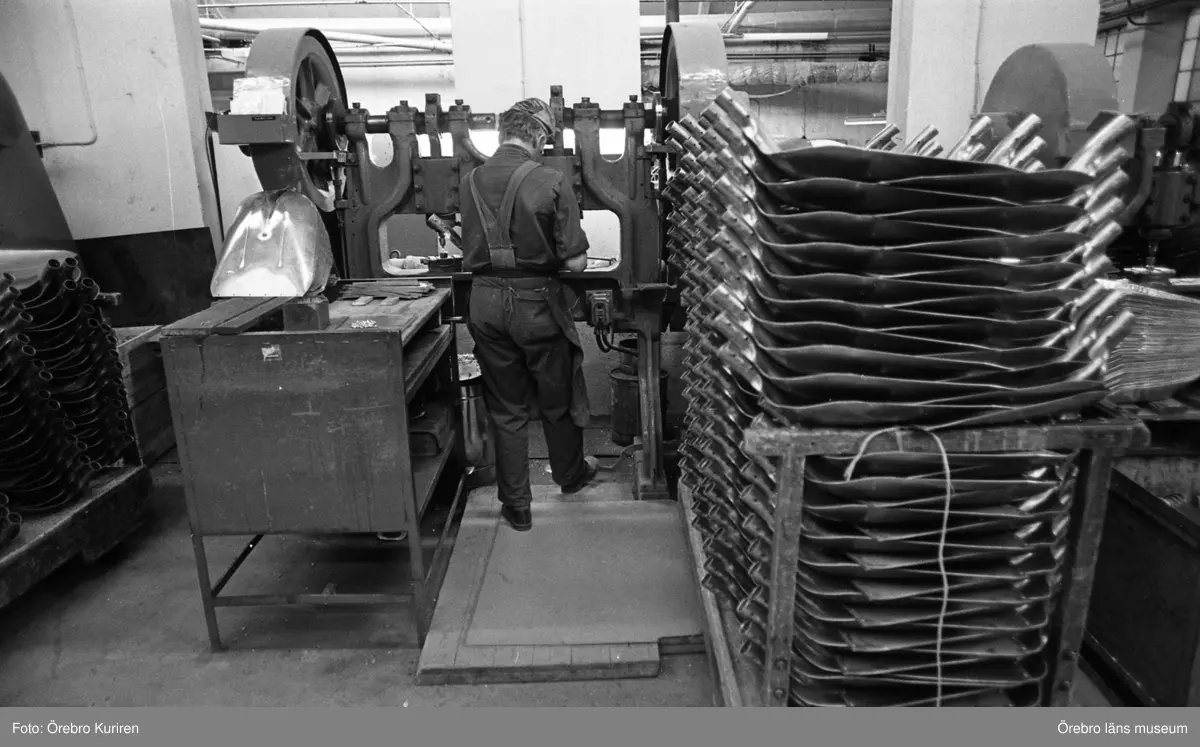Vedevågsbruk 3 augusti 1974.
Bilden föreställer Nils Lind i Handredskapsfabriken.