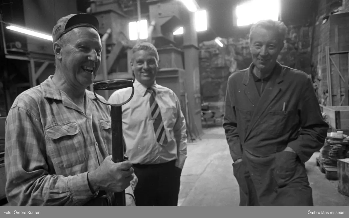 Vedevågsbruk 3 augusti 1974.
Bilden föreställer fr.v. smeden Elov Karlsson, exportchef Gunnar Muhr och förman Eskil Andersson i Handredskapsfabriken.