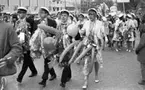 Väsktjuvar, Malmströms, Studenten 2, Väsktjuvar 20 april 1966

En studentparad går genom centrala Örebro. Kvinnorna och männen i paraden är klädda i studentkläder och har studentmössor på sina huvuden. De har blombuketter samt ballonger runt halsarna. Vissa bär plakat i sina händer. Publik står vid sidorna och tittar på.