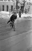 Dragos cyklar 28 januari 1966

En man cyklar ut på gatan från ett hus med en skylt där det bl.a. står 