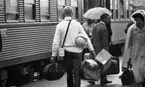 På stationen 1 16 augusti 1966

På Örebro station rör sig en massa människor som bär på väskor och paket. Ett tåg syns i bakgrunden.