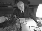 Man vid skrivbord 10 april 1965.