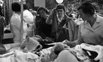 Marknadsafton 16 juni 1967

Under en marknad i Örebro står tre kvinnor och tittar på och plockar bland tröjor som säljs vid ett marknadsstånd. Kvinnan till vänster är klädd i mörk kappa och kvinnorna till höger är klädda i ljusa dräkter.