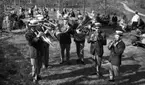 Orubricerad, Oscarianskt, Bara skämt, KF distrikt årsmöte 17 maj 1967

Sex herrar spelar mässingsinstrument i en park en solig dag. De är klädda i vita halmhattar, svarta kavajer, ljusa byxor och skor. De står i en halvcirkel mitt på en gräsmatta. Publik sitter vid bord och tittar på.