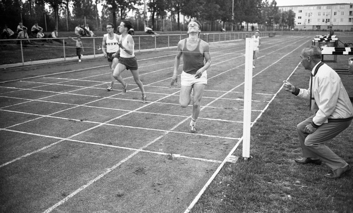 Industriverken har egen konsumentupplysare, Rekordhopp i höjd - 203, 20 juli 1967

Rekordhopp