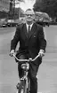 Cyklar, 9 september 1966

Rektor Paul Bergqvist på cykel.