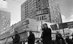 Första maj demonstration 2 maj 1967

Ett första-majtåg går genom centrala Örebro vid varuhuset Krämaren. I förgrunden syns tre män klädda i rockar och som bär på varsin demonstrationsskylt med texten: 