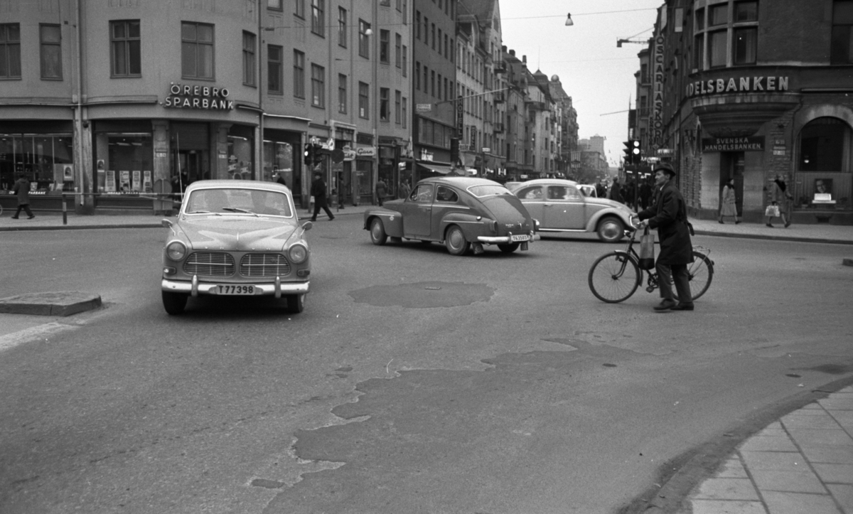 Rubrik till negativbilderna: Skyddsrep (fort). 13 april 1967. 
Bilden tagen i korsningen Storgatan - Järnvägsgatan.