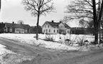 Lockhyttans herrgård, Kornbrödsbagaren, Varbergaskolan trivselskolan 17 februari 1968

Byggnader som hör till Lockhyttans herrgård varav en är en stor och vit tvåvåningsbyggnad. Den andra byggnaden är en tvåvåningsbyggnad som är röd. Andra byggnader syns längre bort. Snö ligger på marken och träd syns även på bilden.