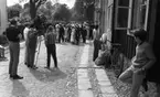 Wadköping 1 TV-inspelning 31 maj 1968

Den kände skådespelaren Ulf Brunnberg kommer gående klädd i studentkläder tillsammans med en kvinnlig skådespelare och en mängd andra skådespelare. Det är under en filminspelning av Hjalmar Bergmans Markurells i Wadköping.