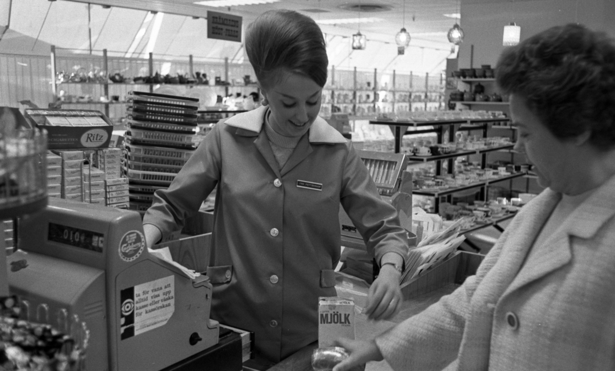 Snabbkassörska. Cityhallen på Krämaren. Holms Glas & Porslin i bakgrunden.
4 oktober 1966