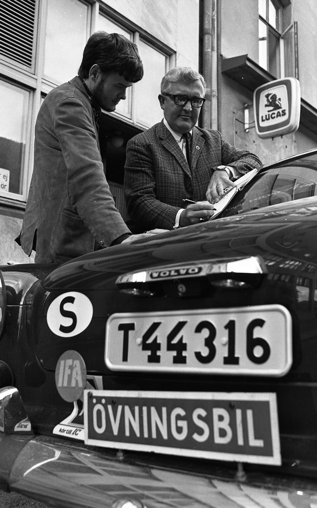 Asp provåker, 6 september 1967. 
Reinhold Haglund bilskolechef. 
Bil av märket Volvo Amazon.