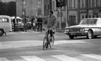 Vänstersväng med cykel 8 september 1967
Korsningen: Rudbecksgatan 10/Fabriksgatan 18, Kvarteret Stinsen.