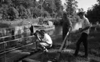 Hjälmaren filmas 19 juli 1967

Båt som håller på att åka genom slussen.
Fotograf som filmar, och två andra män ser på.