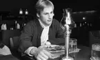 Gossen Ek, Studentpräst, Läsklinik 18 jan 1968 

Dansaren Niklas Ek sitter på en restaurang.