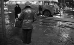 Hund, Rosenberg får medalj, Pendlaren 31 jan 1968

Örebro Busstation. En man och en kvinna står och väntar
på bussen. Bakom bussen ser man Centralstationen.