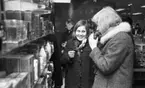 Julklappstips, KDS, Centralen utan ström 22 dec 1967

Två flickor står vid en hylla med parfymer.