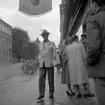 Överste Flodström i Örebro.
13 augusti 1955.
Bilden tagen vid restaurang Gyllene Drotten, Drottninggatan 15.