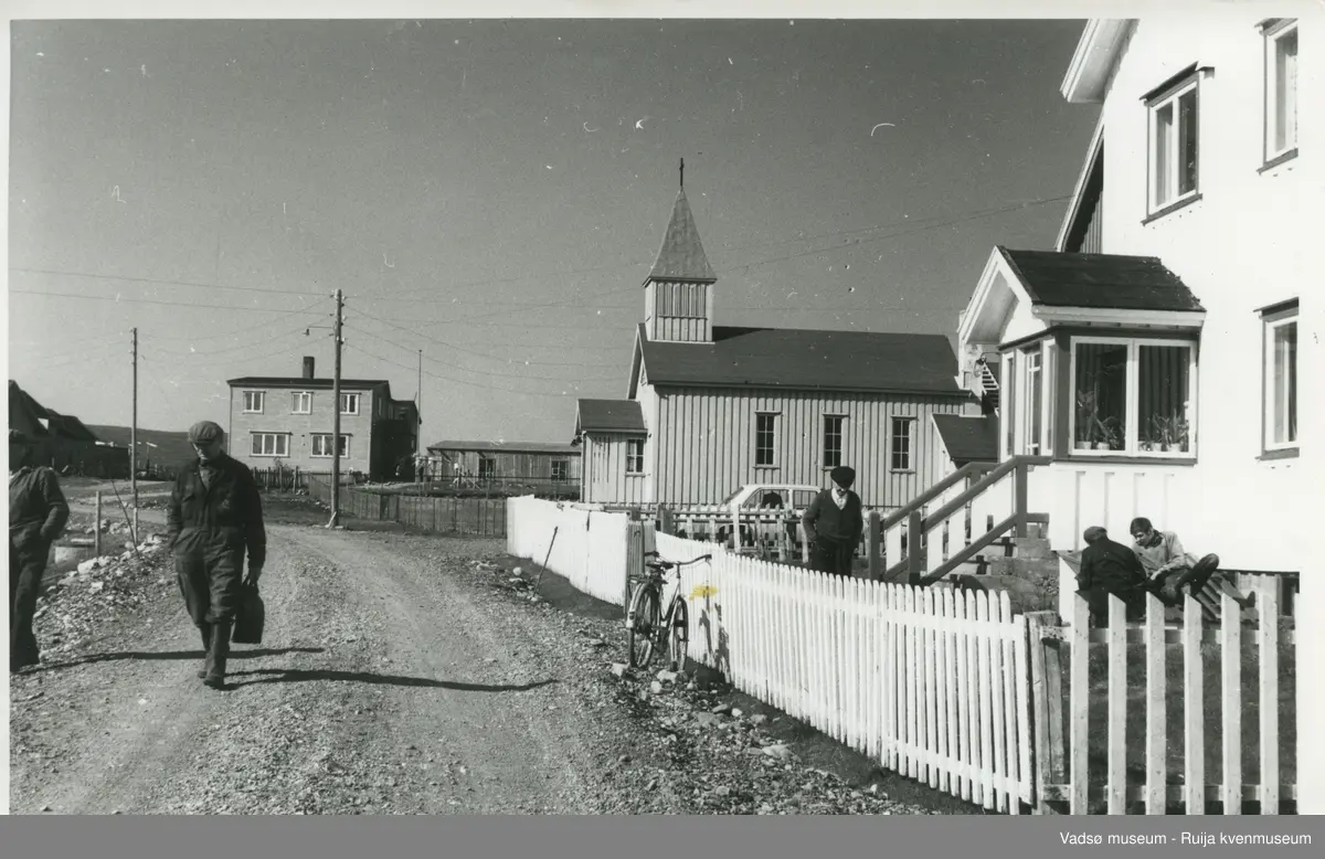 Hverdagsbilde fra Skallelv 1970. Huset til høyre er Peder Bietilæ sitt, nå i Arild Bassos eie. Ovenfor ses kirka.