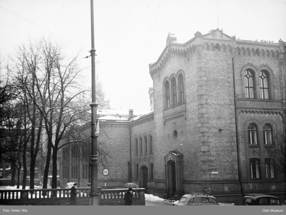 Stortingsbygningen, park, biler, mennesker