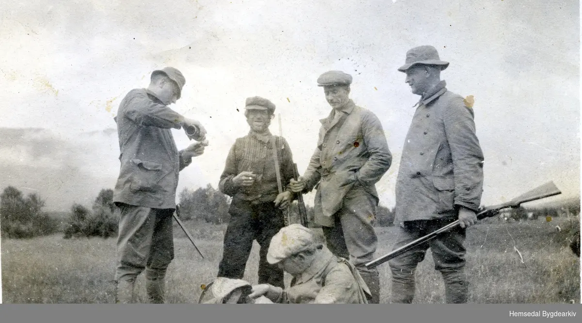 Nr. 2 frå venstre: Engebret Thorset (1870-1964)(gjerne kalla: Uppistugun).  Hemsedal i 1930-åra.
Dei andre er byfolk.