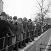 Pojke fastnade under bro.
1 mars 1955