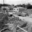 Egnahembyggare jobbar på semestern.
Juli 1956