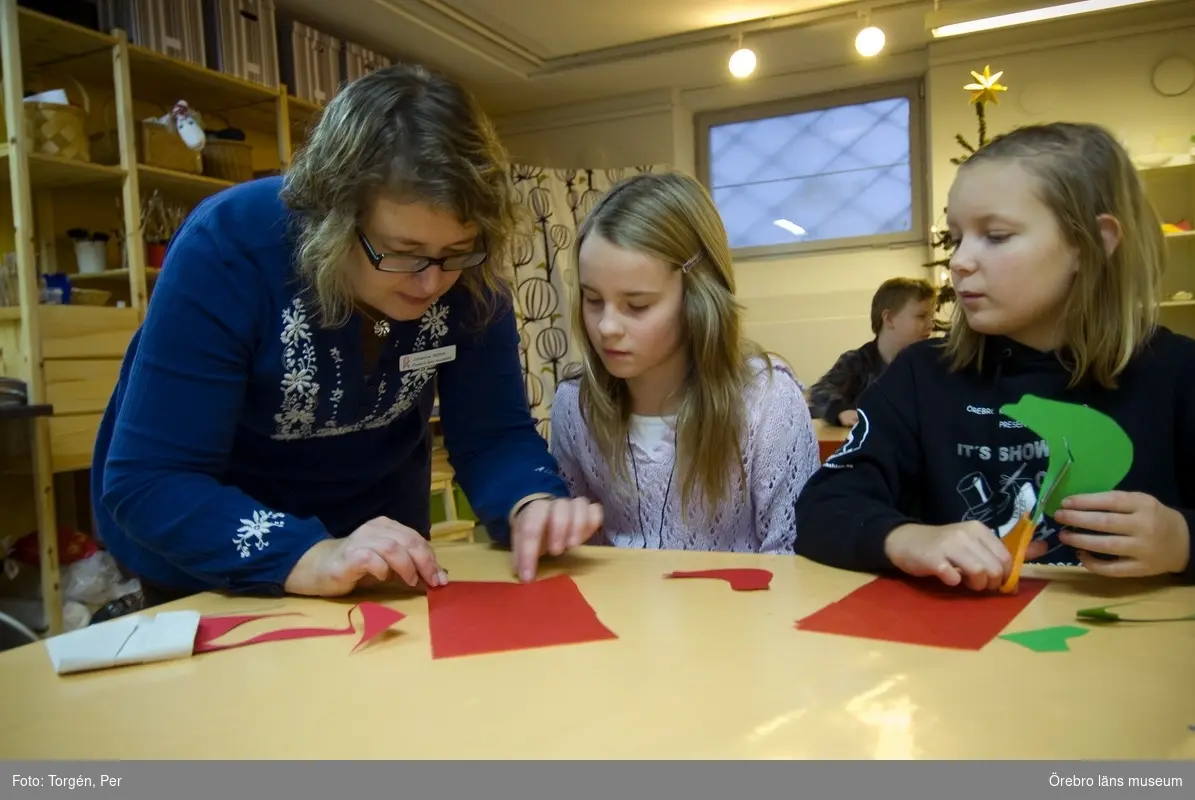 Julprogram (pedagogisk verksamhet) på Länsmuseet, 2007.
Johanna Björck tar emot en klass från Lillåns skola, Örebro.