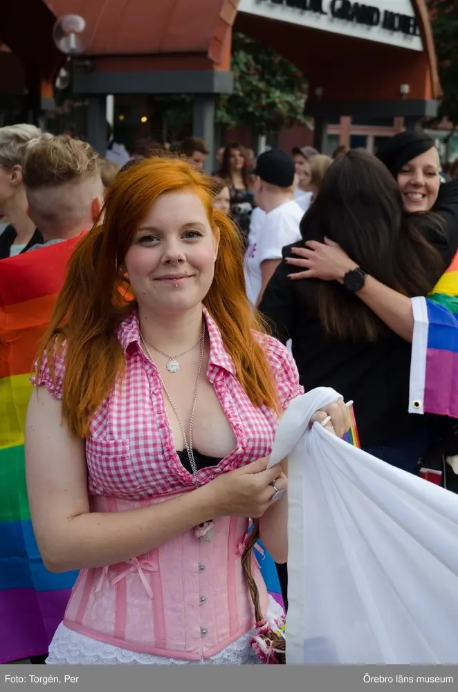 Dokumentation av Örebro Pride 2013, den 31 augusti 2013.
Förträff vid Scandic Grand Hotel.