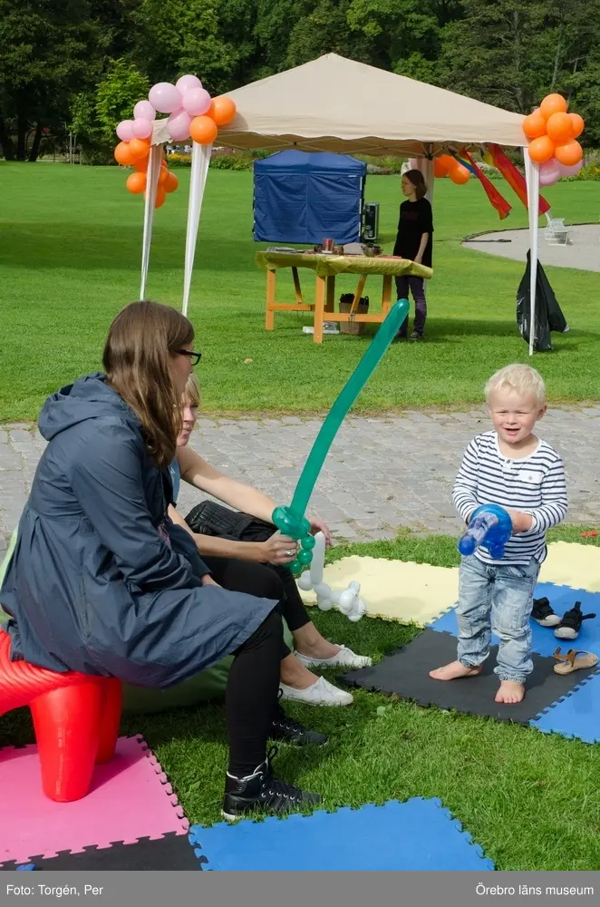 Dokumentation av Örebro Pride 2013, den 31 augusti 2013.
Barnaktiviteter i Stadsparken.