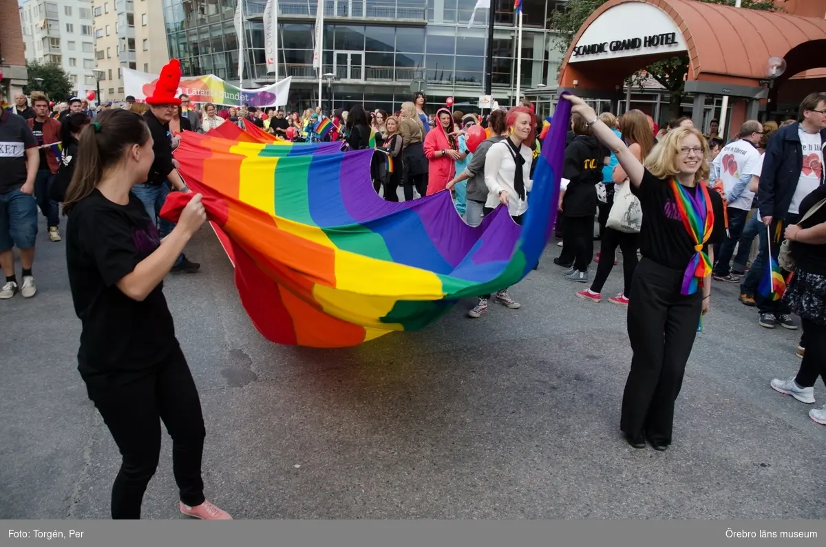 Dokumentation av Örebro Pride 2013, den 31 augusti 2013.
Förträff vid Scandic Grand Hotel.