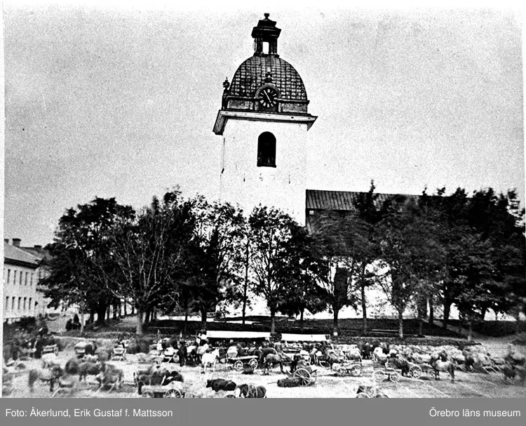 Nora gamla kyrka före 1875. Kyrkan revs efter långa diskussioner i början av 1878. Nya kyrkan byggdes omedelbart därefter och den blev färdig ca 1880.