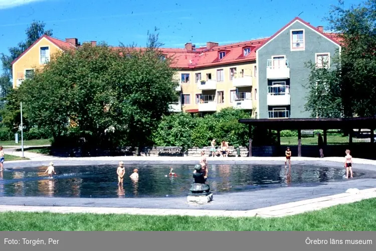 Stjärnhusen, bostadsområdet i Rosta. Området byggdes mellan åren 1948-52.
Offentlig damm, badande barn.