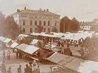 Nora, torget med Stadshotellet under marknaden.