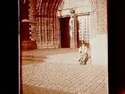 Uppsala, juni 1921.
Margit Palmaer framför domens västportal.