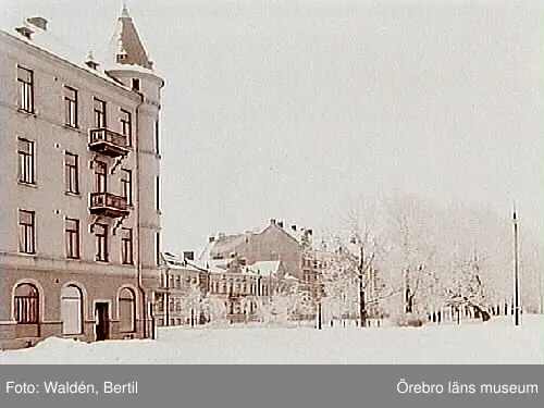 Örebro stad, Oskarsparken, från Stortorget. Till vänster Stortorget 19.