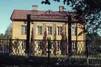 Stadsträdgården, stort tvåvånings hus
i bakgrunden.