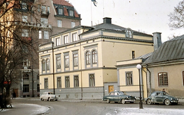 Karolinska läroverket från Olaigatan.
Huset i mitten var kanslihus för Nerikes husarer. Huset till höger kallades ”Stallet” och ingick senare i Karolinska läroverkets byggnader.