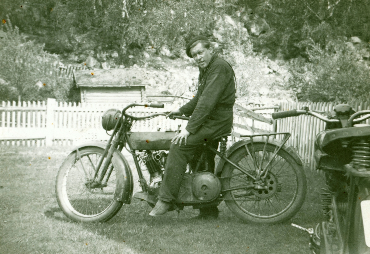 Torleif Brøto på motorsykkel.