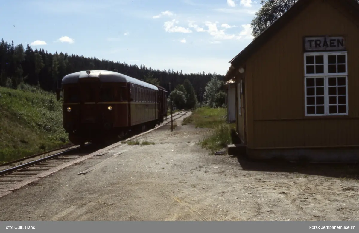 Tråen holdeplass med motorvogn BM 86.25