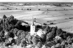 Flygfoto över Gällersta kyrka.
Bilden tagen för vykort.