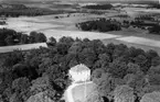 Flygfoto över Geråsen, Vretstorp, bostadshus och ekonomibyggnad.
Bilden tagen för vykort.
Förlag: E. Skagerlind, Pappershandeln.