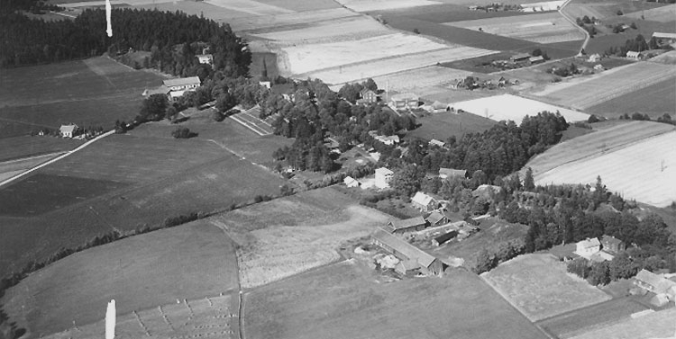 Flygfoto över Kil, Närke.
Bilden tagen för vykort.
Förlag: C. E. Erikssons Eftr., Närkes Kil.