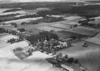 Flygfoto över Kävesta Folkhögskola.
Bilden tagen för vykort.
Förlag: Björnestams, Sköllersta.