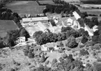 Flygfoto över Latorpsbruk, bostadshus och ekonomibyggnader.